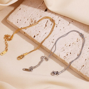 สร้อยข้อมือแบบผูกปมสองชั้นสีทองบางแบบเรียบง่าย - Product Image 2
