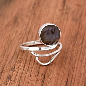 Bague Labradorite Naturelle en Argent Sterling 925 Pierre Ronde Fait à la Main Bague Dainty Bijoux de Naissance Bohème - Product Image 3