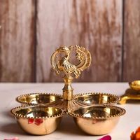 Ensemble de Kumkum Chokda en laiton doré de luxe pour offrir en cadeau lors d'un anniversaire de mariage, bol avec boîte en velours rouge disponible