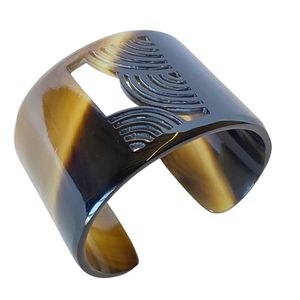 Brazalete y Pulsera de Cuerno Natural con Diseño Animal Ecológico para Atuendos Modernos - Product Image 4