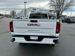 รถจีเอ็มซี ซีร่า 3500HD AT4 ปี 2022 แบบ Crew Cab ขับเคลื่อน 4 ล้อ ภายในหุ้มหนังสีเข้ม เกียร์อัตโนมัติ ขนาดยาง R16 ตัวเลือกเกียร์ธรรมดาด้านซ้าย - Product Image 2