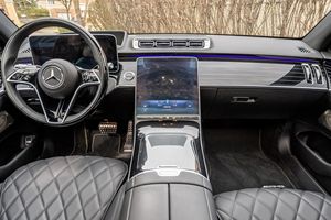 รถยนต์เมอร์เซเดส-เบนซ์ S580 4Matic ปี 2022 สภาพดี ไมล์ 3900 กม. เครื่องยนต์ 496 แรงม้า Twin-Turbo V8 AMG Line - Product Image 4