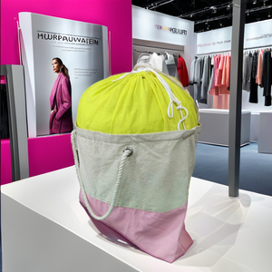 Pochette à main pour femmes à rayures multicolores écologique étui tissé en nylon recyclé en plastique fabriqué en Inde pour les achats en plein air - Product Image 4