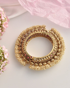 Superbe ensemble de bracelets en laiton antique avec des accents de pierre blanche. Parfait pour un look festif, disponible au prix de gros - Product Image 4