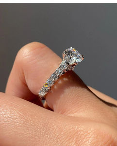 Merveilleuse bague de fiançailles en or blanc massif 10K 3 carats coupe ronde solitaire avec accents moissanite pour femme - Product Image 5