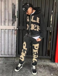 Survêtement d'automne personnalisé respirant coupe ample pour homme, style streetwear, avec patchs déchirés et patchwork, comprenant un sweat à capuche épais et un pantalon de survêtement - Product Image 1