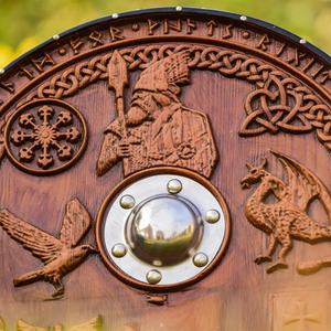 JEXMOO Bouclier Viking artisanal de 24 pouces en bois et acier à haute teneur en carbone, design de la tige centrale, avec support de personnalisation et de compatibilité - Product Image 4