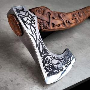 Hache viking de haute qualité, très vendue, forgée à la main, manche gravé, acier à haute teneur en carbone, gaine en cuir fin de qualité supérieure pour l'extérieur - Product Image 2