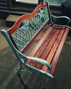 Banco de jardín de hierro fundido moderno y funcional, bordes curvos, construcción sólida detallada, perfecto para un uso elegante y relajante al aire libre, Parque escolar - Product Image 5