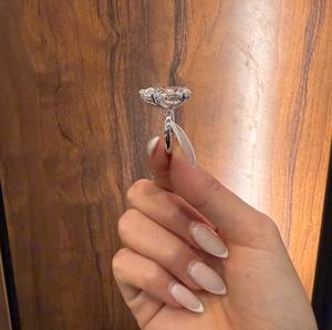 Anillo de Compromiso de Lujo con Diamante Cultivado en Laboratorio de Corte Pera de 12.00 Quilates, Oro Blanco de 18K, Halo Oculto, Certificado IGI, Regalo - Product Image 1