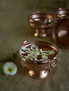 Ensemble de 4 petits bols ronds Gangal en cuivre martelé à la main, décoration d'intérieur traditionnelle, service de table en cuivre, pièce maîtresse - Product Image 3