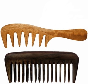 Peine de Madera Natural Hecho a Mano con Forma Ergonómica para un Peinado Suave, Cuidado Relajante del Cuero Cabelludo, Mantenimiento Diario del Cabello, Personalización de Marca - Product Image 4