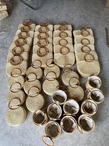 Bolsa de jacinto de agua hecha a mano: paja de jacinto de agua natural de Vietnam, diseñada para viajes fáciles a la playa y opciones populares de picnic - Product Image 4