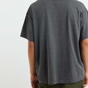 เสื้อยืดผ้าฝ้าย100% ไซส์ใหญ่พิเศษสำหรับผู้ชายดีไซน์พื้นสีพื้นมีโลโก้ทรงหลวมและไหล่ตก - Product Image 2