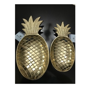 Bol de service en forme d'ananas en plaqué or en aluminium de haute qualité par Saaz Handicraft - Product Image 1