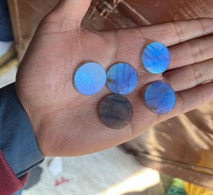 หินลาบราดอไรต์ธรรมชาติทรงกลมแบนทั้งสองด้านอัญมณีไฟสีฟ้าสำหรับทำเครื่องประดับเช่นสร้อยคอสร้อยข้อมือ - Product Image 5