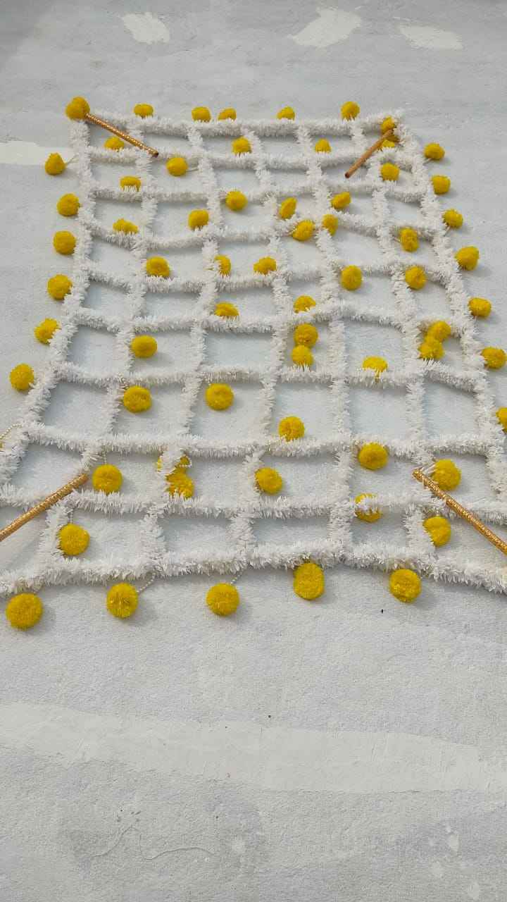 สีขาวมีสีเหลือง