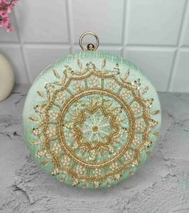 Bolso de mano de diseñador atemporal con bordado Accesorio elegante para uso nocturno y fiestas - Product Image 3