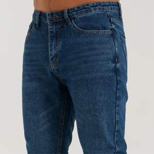 กางเกงยีนส์ผู้ชายทรงปกติสีน้ำเงินเข้มสไตล์ผ่อนคลายขาพร้อมรายละเอียดแบรนด์และการออกแบบที่สะดวกสบายบริการ OEM - Product Image 5
