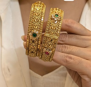 Brazaletes chapados en oro de diseñador para mujer Diseño tradicional para bodas y ropa festiva Brazaletes de diseñador - Product Image 3