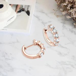 ต่างหูห่วงเพชร VVS Moissanite สุดหรูได้รับการรับรองว่าเป็นเงินสเตอร์ลิงชุบทองสำหรับงานหมั้นและงานแต่งงานของผู้หญิง - Product Image 3