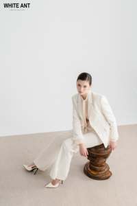 Timeless TOVE TIE-CHEMISE DÉTAILLÉE Col en tissu tri-acétate transparent stylisé dans une cravate à manches longues Blouses pour femmes Chemises - Product Image 6