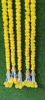 Untaian Bunga Marigold dengan Lonceng dan Gantungan Bunga Lily untuk Dekorasi Natal, Pernikahan, dan Pesta