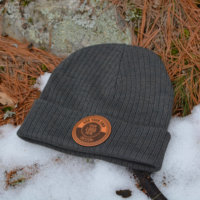 Gorro de punto con logotipo de parche de cuero personalizado, gorros de invierno con puños acanalados, gorros acrílicos cálidos para exteriores, Fabricante Mayorista de Vietnam