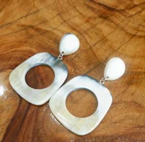 Pendientes de cuerno hechos a mano para mujer Pendientes de cuerno natural con diseño tribal Pendientes colgantes de cuerno ligero - Product Image 1