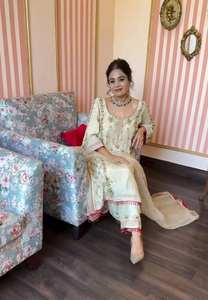 Venta caliente Anarkali Salwar kameez trajes color blanco en tela Chinon con trabajo de bordado para Damas Indias pakistaníes - Product Image 3