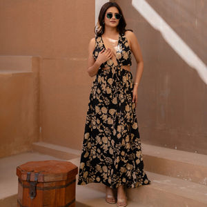 Robe Midi Noire Dorée à Motifs Floraux, Col en V Profond, Élégante et Décontractée pour l'Été, Taille Naturelle, Écologique 100% Coton, Idéale pour les Fêtes et les Vacances - Product Image 1