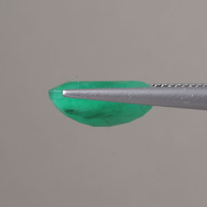 Vente en gros d'émeraude verte naturelle certifiée IGI, pierre libre de 5,66 carats, taille ovale 14x11,5 mm, qualité excellente, cirage/entretien Panna, bijoux - Product Image 2