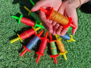 Surtido de carrete volador de cometa con campana para niños Firki Makar Sankranti decoración de fiesta de cumpleaños mango de hilo de algodón no dañino Charkhi - Product Image 6