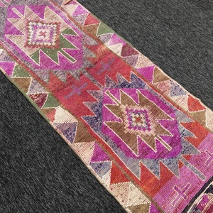Tapis vintage, petit tapis turc de 2,8 x 9,3 pieds, tapis géométrique Herki rose arc-en-ciel - Product Image 3