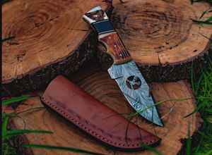 Couteau de chasse en acier Damas à lame fixe pour le camping et le bushcraft avec étui en cuir fin, couteaux en acier personnalisés - Product Image 5
