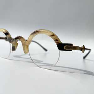 Marcos ópticos de cuerno de búfalo clásico Diseño tallado de elegancia artesanal Calidad superior y estilo sostenible para hombres y mujeres - Product Image 2