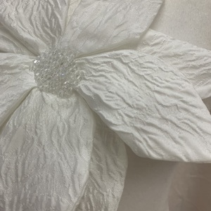 อุปกรณ์ตกแต่งเสื้อผ้าแบบใหม่ สไตล์กลิ่นหอมอ่อนๆ จับจีบประดับดอกไม้ใหญ่ ปักลูกปัด สำหรับงาน DIY - Product Image 4