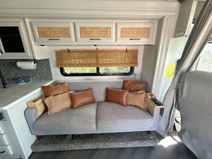 PROVEEDOR de Autocaravanas Usadas 2024 Fleetwood para 36 Personas, Clase A, con Motor de Gasolina - Product Image 2