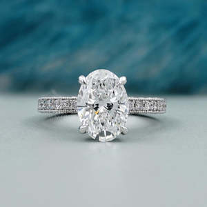 Anillo de Compromiso con Corte Ovalado y Banda de Diamantes Pavé con Halo Oculto en Oro Blanco - Product Image 1