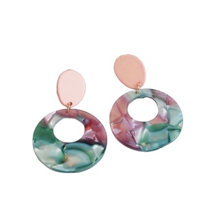 Parure de Boucles d'Oreilles Exclusives pour Femme 2026, Plaqué Or, en Résine, Design Superbe et Tendance avec Perles et Diamants, Idéale pour les Fêtes - Product Image 2
