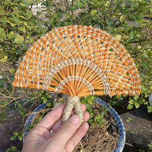 พัดลมมือหญ้าทะเลทำด้วยมือพัดลมงานฝีมือธรรมชาติเพื่อการส่งออก - Product Image 1