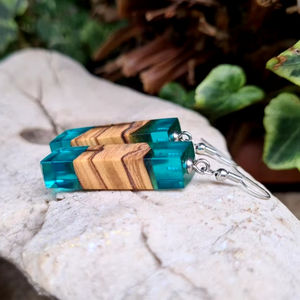 Eco-Luxe Madera sostenible y resina Artesanía Pendientes de moda Elegante tendencia atemporal para personas conscientes de la moda - Product Image 1