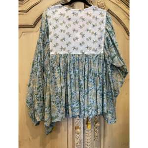 Blusa Bohemia Gypsy para Mujer en Azul con Estampado Floral, Popelina Bordada con Motivos Veraniegos, Transpirable, Talla Única XS-XL, para Oficina - Product Image 5