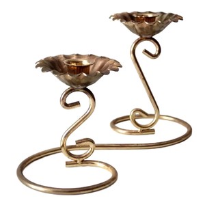 Bougeoir en aluminium de style vintage avec détails ornés pour une ambiance romantique de Noël et un décor d'événement festif - Product Image 4