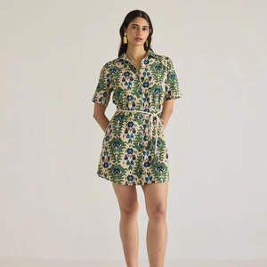 มินิเดรสทรงพอดีตัวสบายๆพิมพ์ลายสีน้ำเงินและสีเขียวสดใสมีพู่เอวสีธรรมชาติย้อมสีเรียบ - Product Image 1