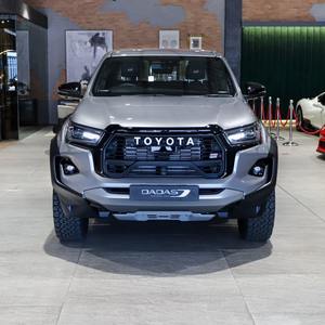 Pour Toyota Hilux 4x4 SUV, transmission automatique, moteur diesel turbo 6.1-8L, traction avant, conduite à droite, sièges en cuir, pneus R19, arrière foncé - Product Image 1