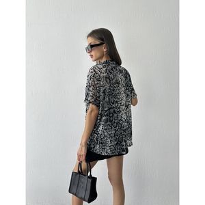 Blusas y Camisas de Terciopelo con Estampado de Leopardo Gris para Mujer, Topshow, Venta al Por Mayor - Product Image 1