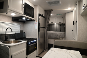 Autocaravana de lujo Coachmen CROSS TRAIL 23XG 2022, blanca, para camping familiar, con piso acrílico, Euro 5, emisiones 4-6. - Product Image 5