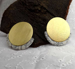 Pendientes de piedras preciosas de declaración chapados en oro Hermosos tachuelas grandes con ajuste de bisel Joyería de latón de moda para - Product Image 1