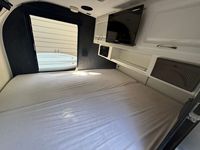 Caravane compacte moderne et étanche, remorque de voyage pliable avec roue de secours pour utilisation tout-terrain en extérieur